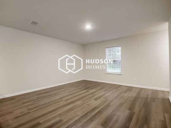 4th image of 932 Dawson St