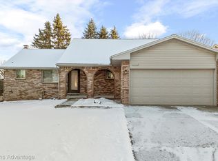 39103 Lapham Dr, Livonia, MI 48154