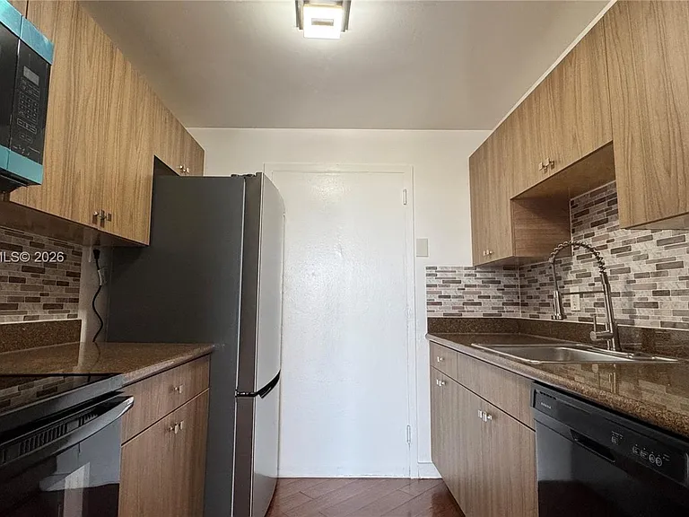 2020 NE 135th St #810 — Photo 4