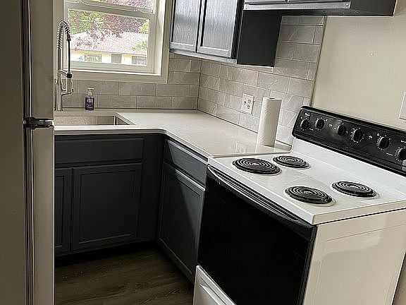 3rd image of 4315 SE Adams St