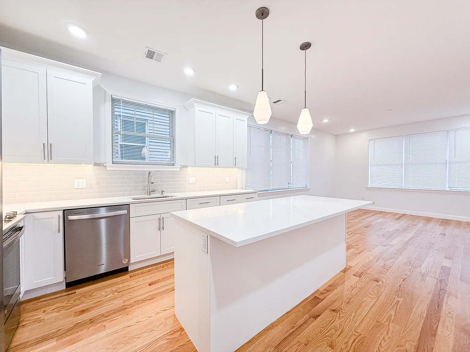 3 bed, 1200 sqft, $3,850 — Photo 2