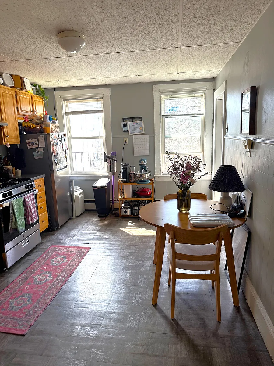 Building Photo - 531 E 8th St #2