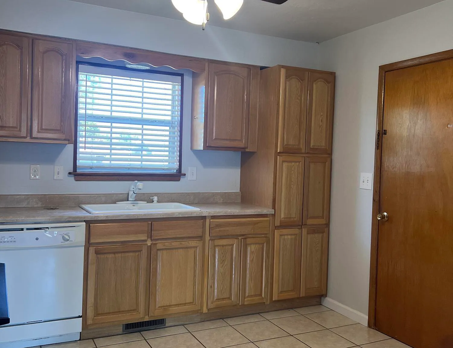 3 bed, 1.0 bath, 2000 sqft, $1,300 — Photo 4
