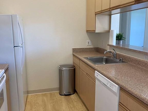 3rd image of 4500 The Woods Dr #2834