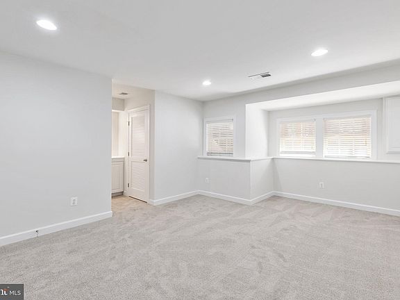 5th image of 1002 Hotchkiss Pl