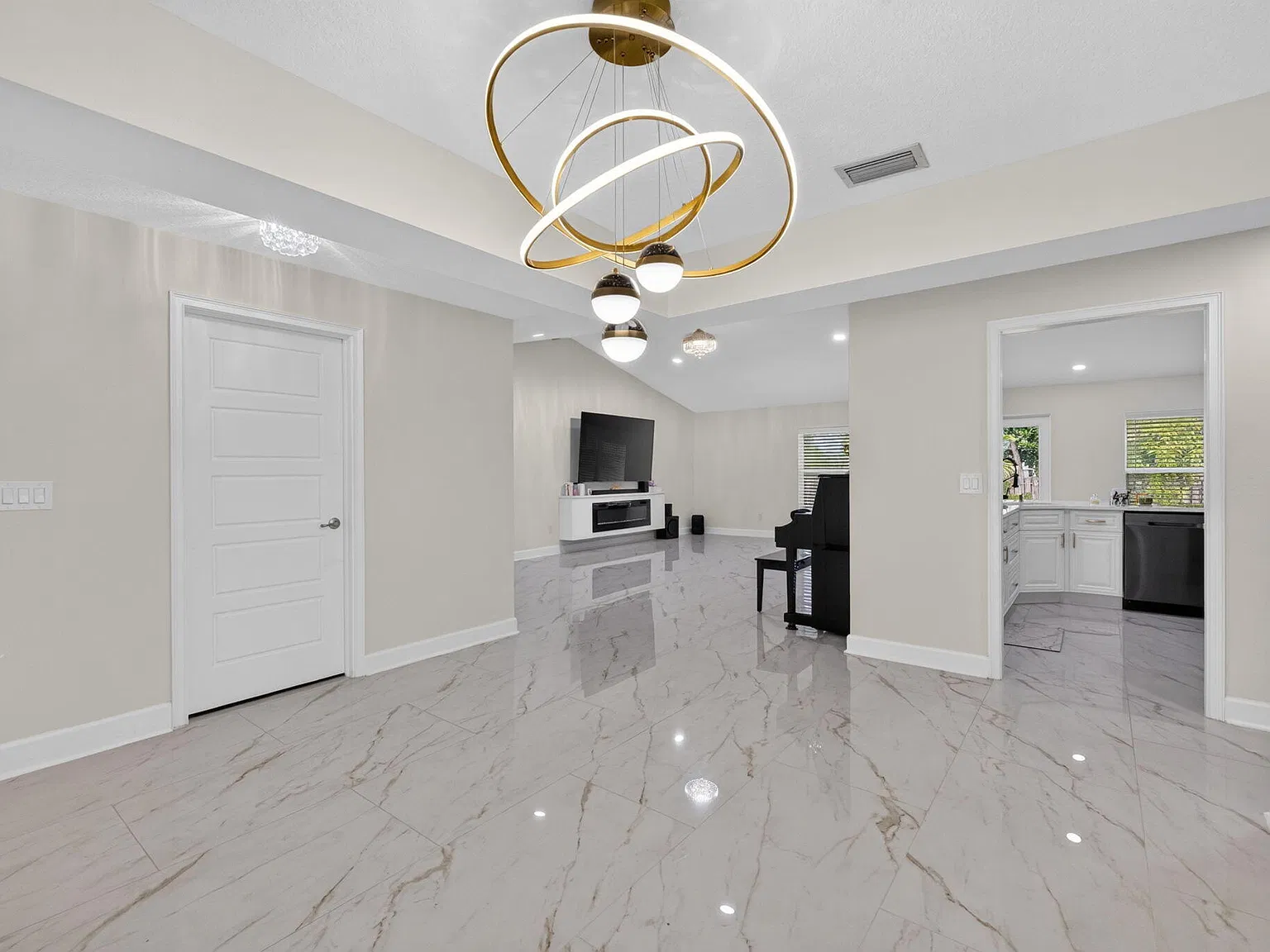 3 bed, 2.0 bath, 2035 sqft, $3,100 — Photo 4