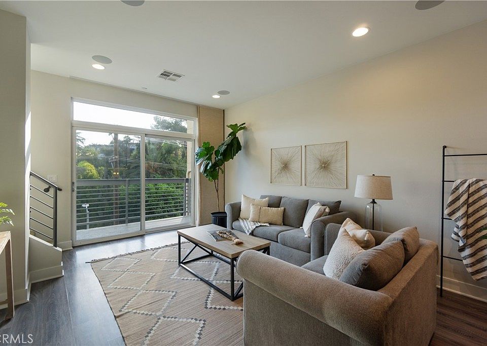 1st image of 2753 Waverly Dr APT 902