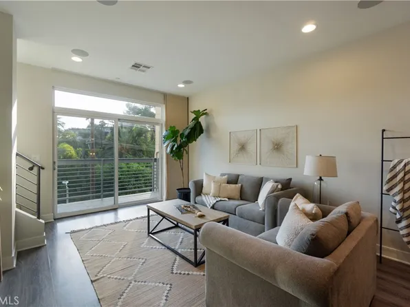 2753 Waverly Dr APT 902, Los Angeles, CA 90039