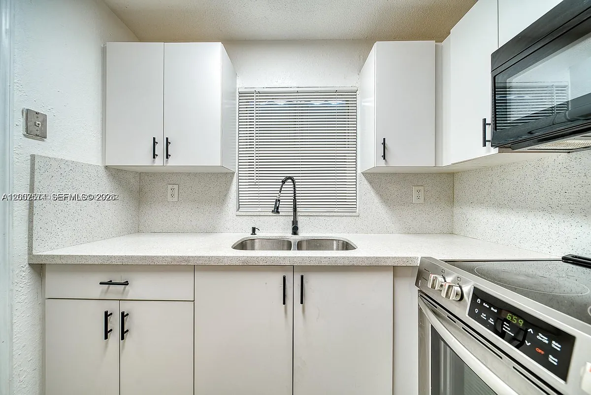 Building Photo - 1200 NW 102nd St #1202