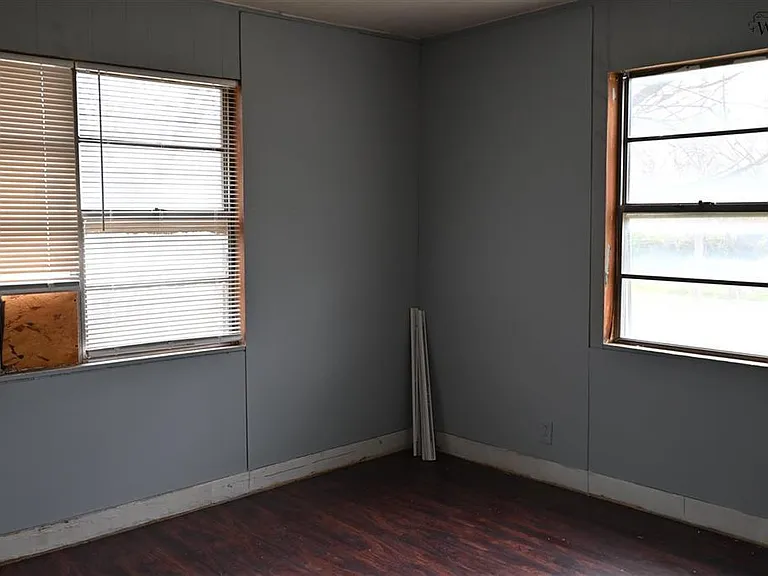 2406 Avenue D — Photo 2