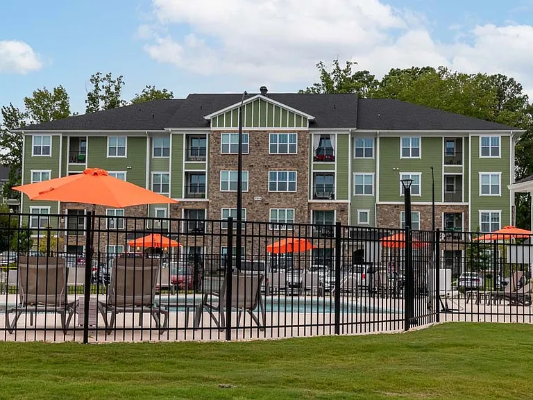 Foxwood Apartments — Photo 17