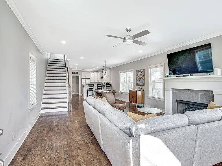 6214 California Ave — Photo 1