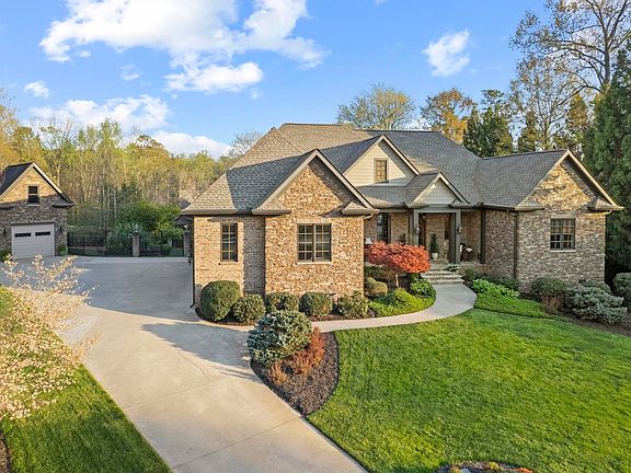 2nd image of 6 Saranac Ln