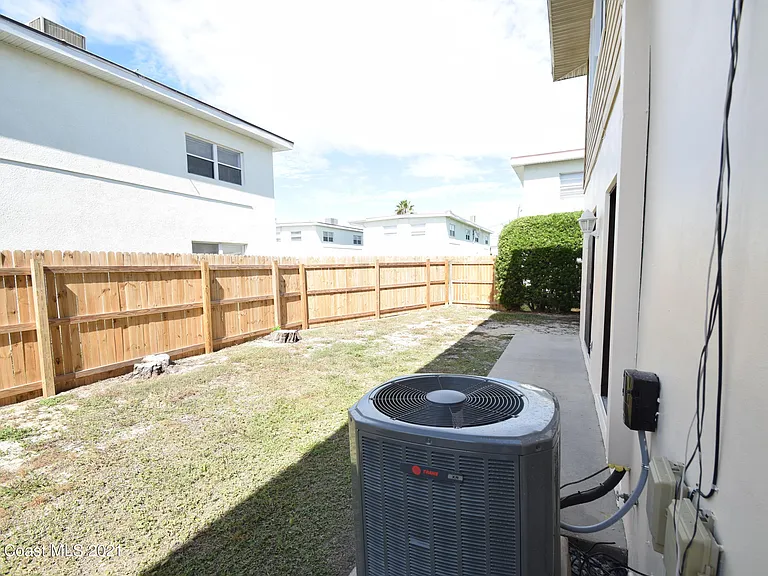 658 Atlantic Dr — Photo 8