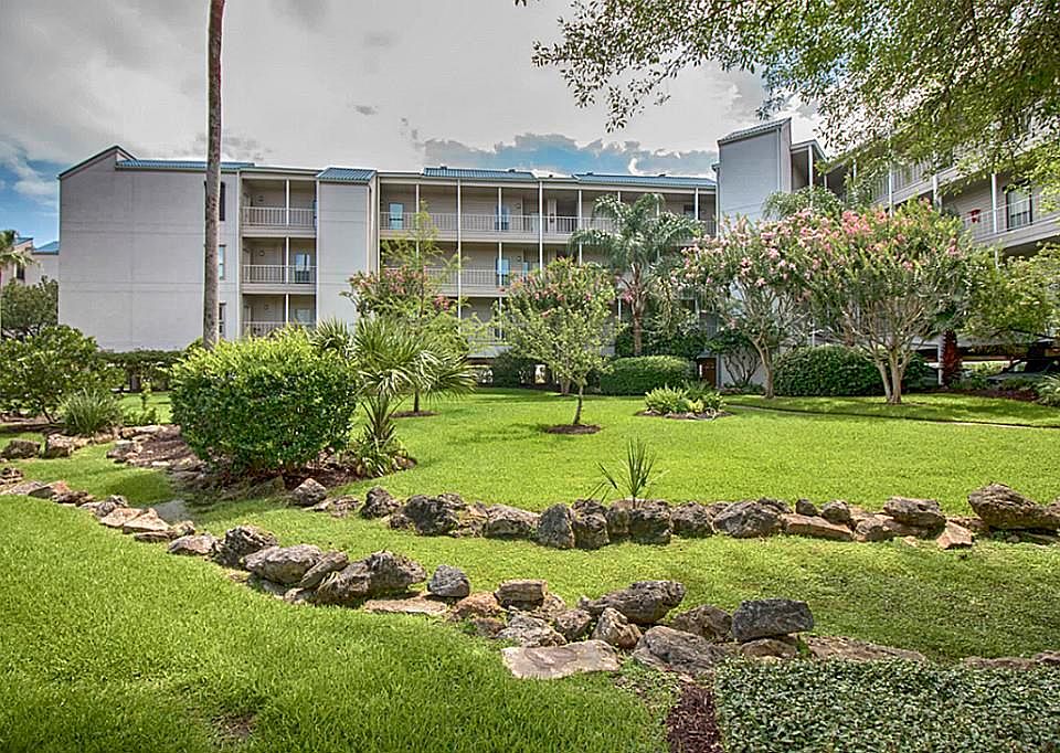 Beautiful one bedroom condo with new appliances and a fabulous view of Clear Lake.