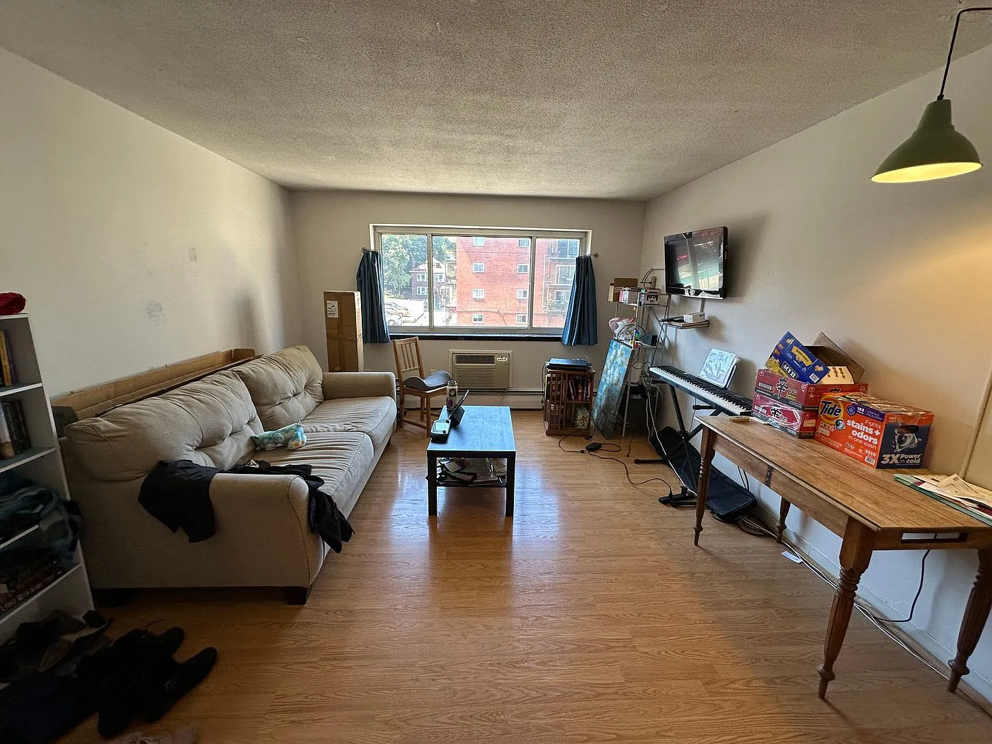 2 Bed/1 Bath - Close to T - Pool - Heat/Hot Water Included — Photo 3
