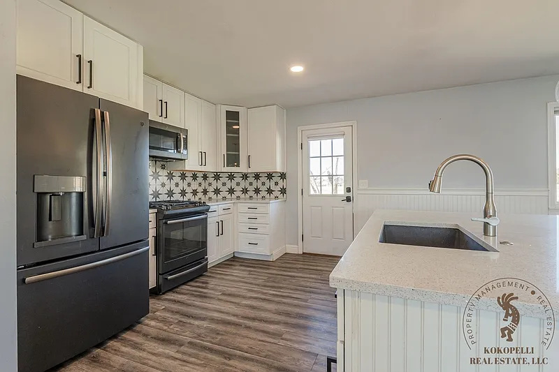 4 bed, 2.0 bath, 2258 sqft, $2,000 — Photo 3