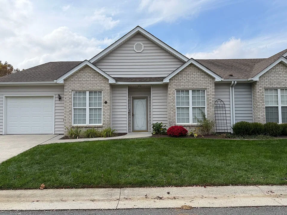 33 Emily Ln