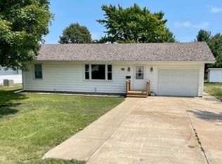 102 N Monroe St, Flanagan, IL 61740