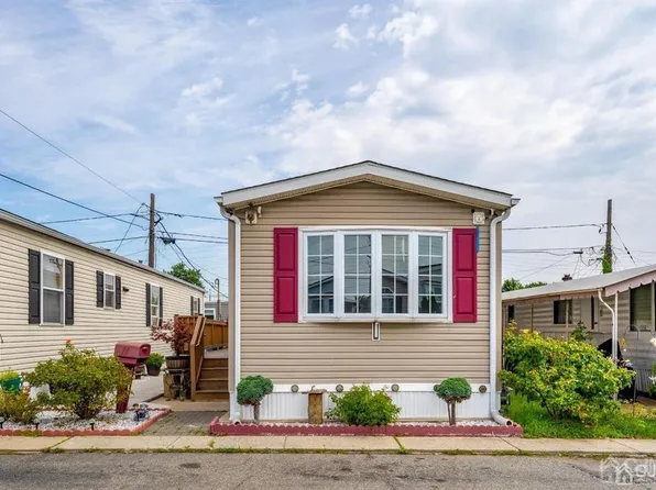 11 Jay St, Avenel, NJ 07001