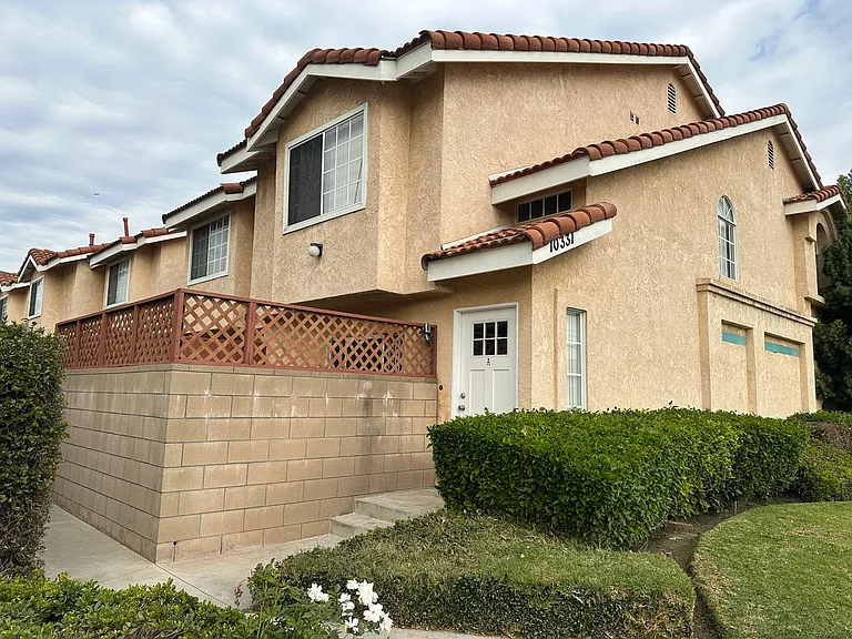 302 - 10331 Downey Avenue — Photo 1