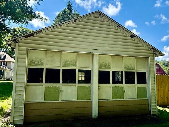 4th image of 27 Shaver Ave