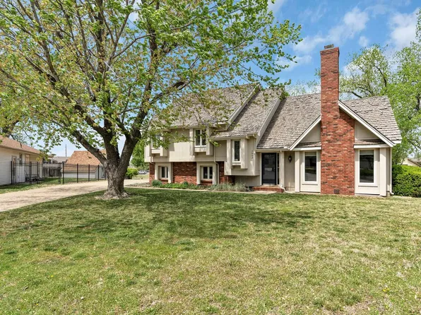 1803 S White Oak Cir, Wichita, KS 67207
