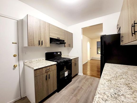 3rd image of 2747 N Sawyer Ave #216