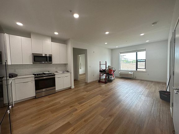 2nd image of 176 W 7th St #41E