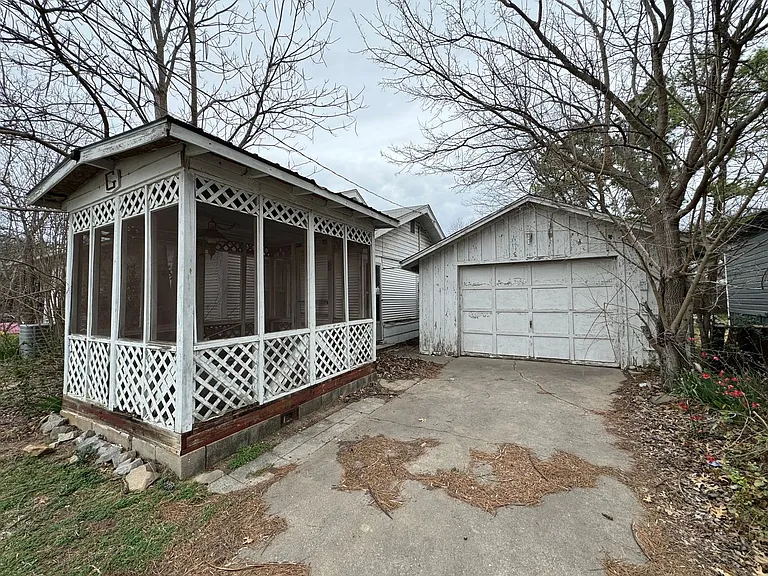 402 NW #D — Photo 3