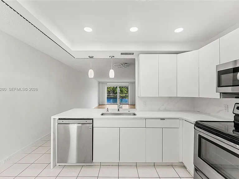 4301 Martinique Cir #H2 — Photo 16
