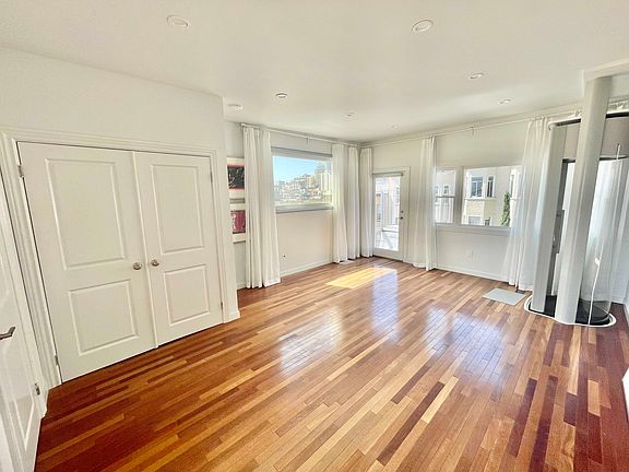 5th image of 1054 Montgomery St