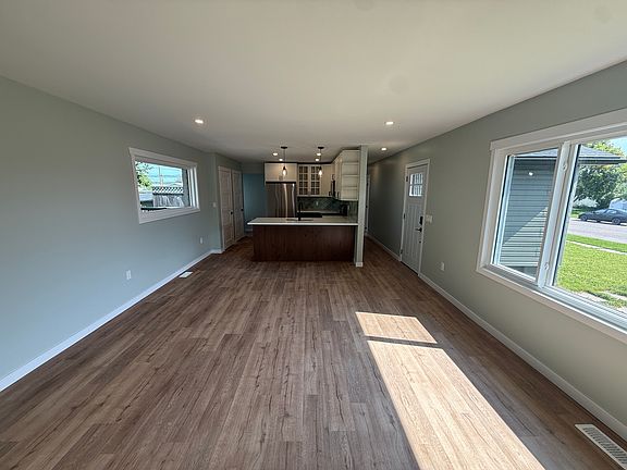 5th image of 5112 52nd Ave