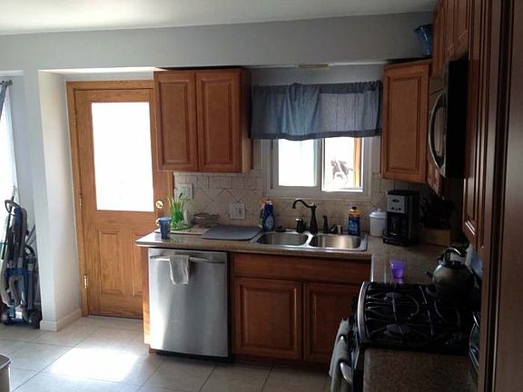 2nd image of 2225 N Valley St
