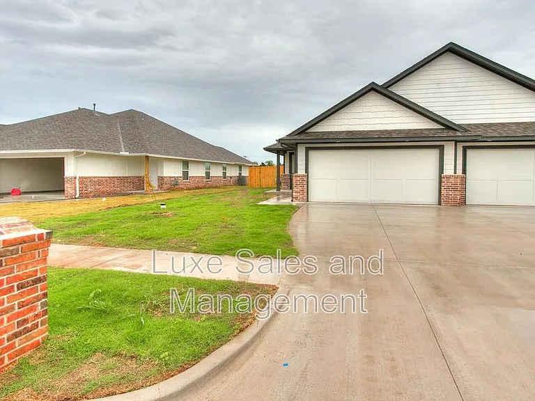 8002 NW 105th Ter — Photo 2