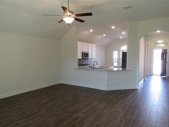 3rd image of 1405 Crossvine Dr