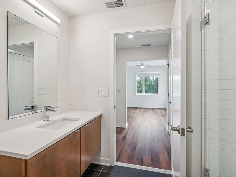 Graduate Pointe — Photo 244