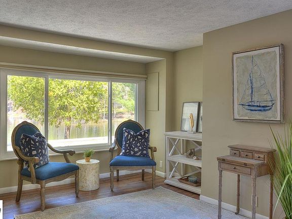 5th image of 329 Birchwood Ln