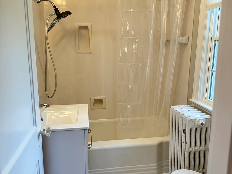 2nd Floor Full Bathroom