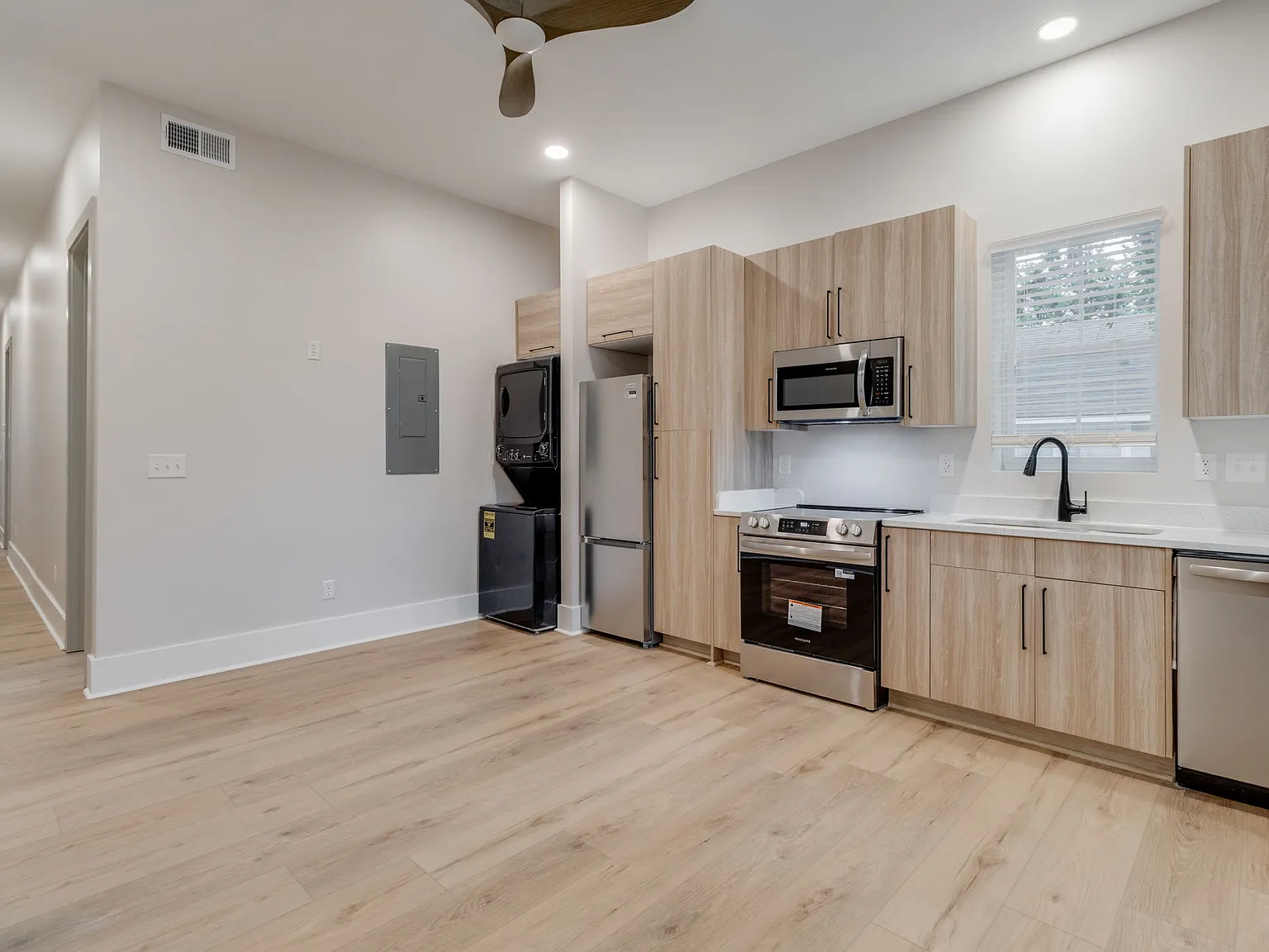 3 bed, 840 sqft, $3,075 — Photo 4
