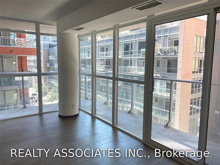 126 Simcoe St #504 — Photo 4