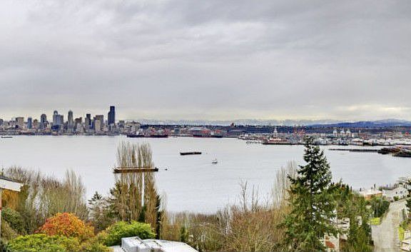 Views that stretch from the Space Needle to Safeco Field and beyond. This photo taken from master su