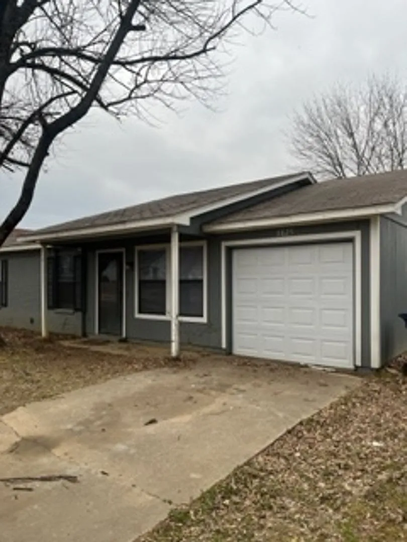 Cute 3 bed, 1.5 bath house — Photo 1