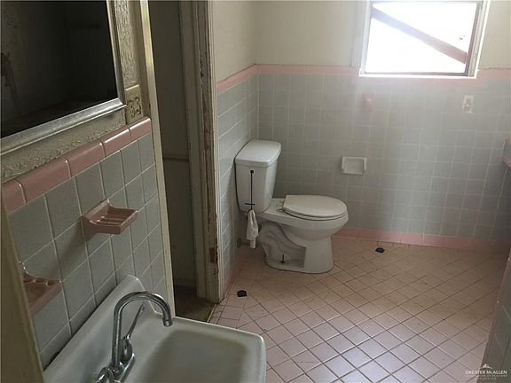 3rd image of 1314 N Francisco Ave