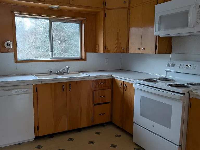 810 Dewitt Dr — Photo 2