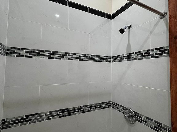 4th image of 1481 Myrtle Ave #4L