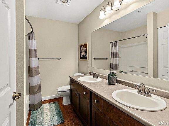 4th image of 25025 SE Klahanie Blvd APT D304