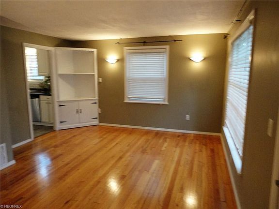 5th image of 230 S Point Dr