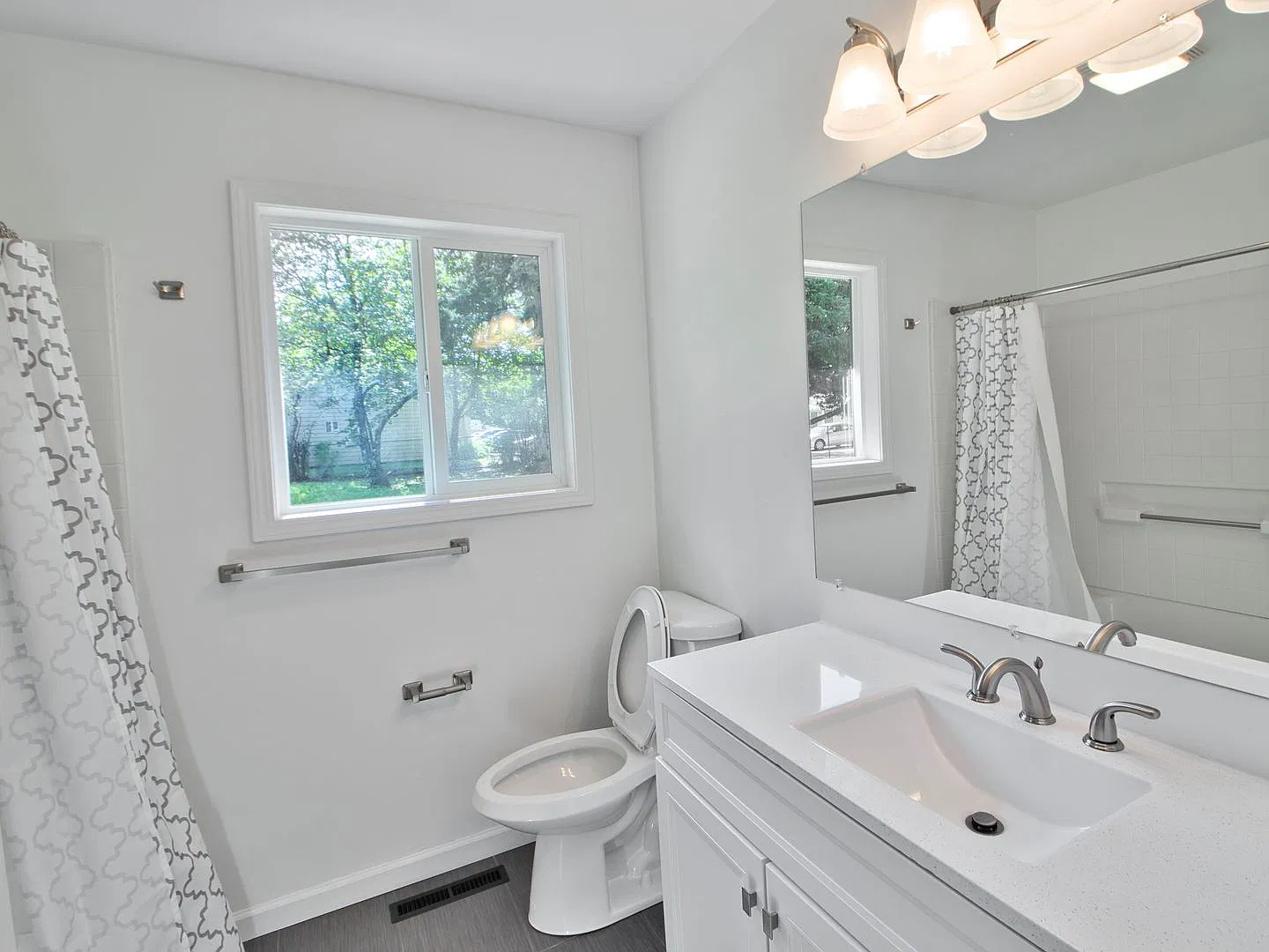 Large Renovated Home with Big Yard! — Photo 4