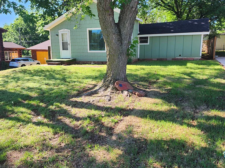 611 E College Ave — Photo 3